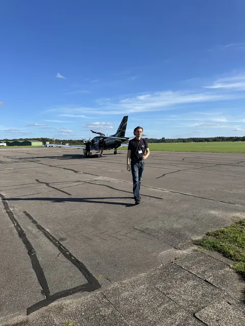 Flugzeug auf dem Vorfeld in EDLN